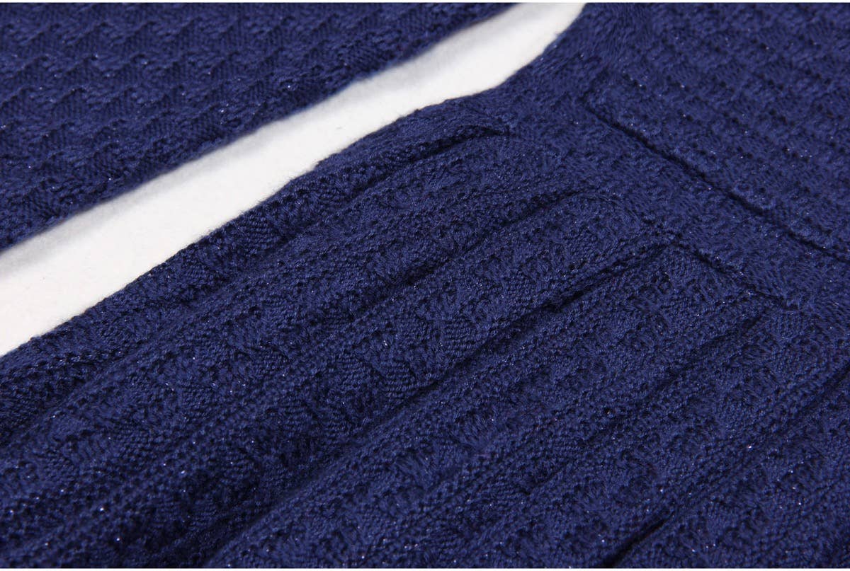 Gebreide slim fit jurk met gouden knopen