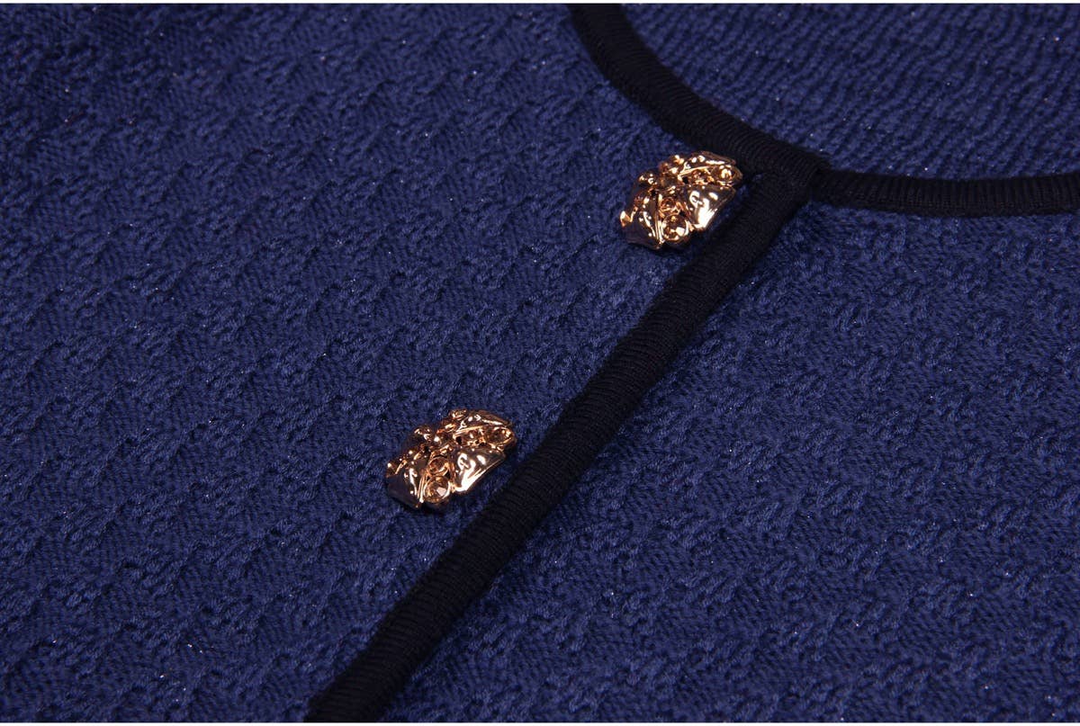 Gebreide slim fit jurk met gouden knopen